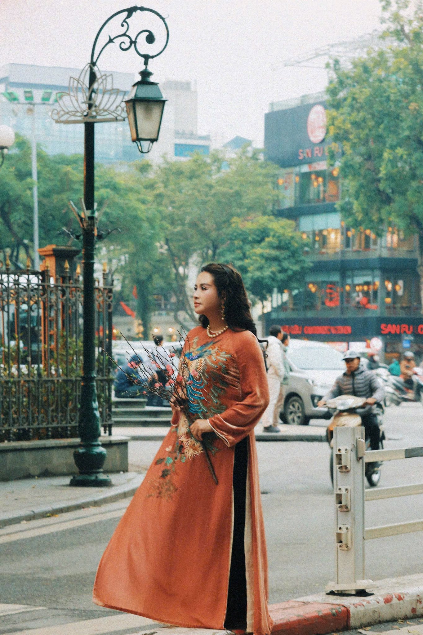 Nữ NSND ở tuổi ngoài 50 khoe nhan sắc với áo dài thêu tay đẹp ngỡ ngàng - Ảnh 2.