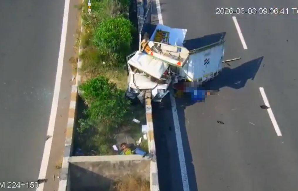 Xe bán tải đâm vào dải phân cách trên cao tốc, 2 người tử vong - Ảnh 1.