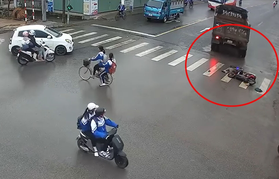 Xe tải cẩu vướng dây điện ở Hà Nội, nam tài xế tử vong插图1