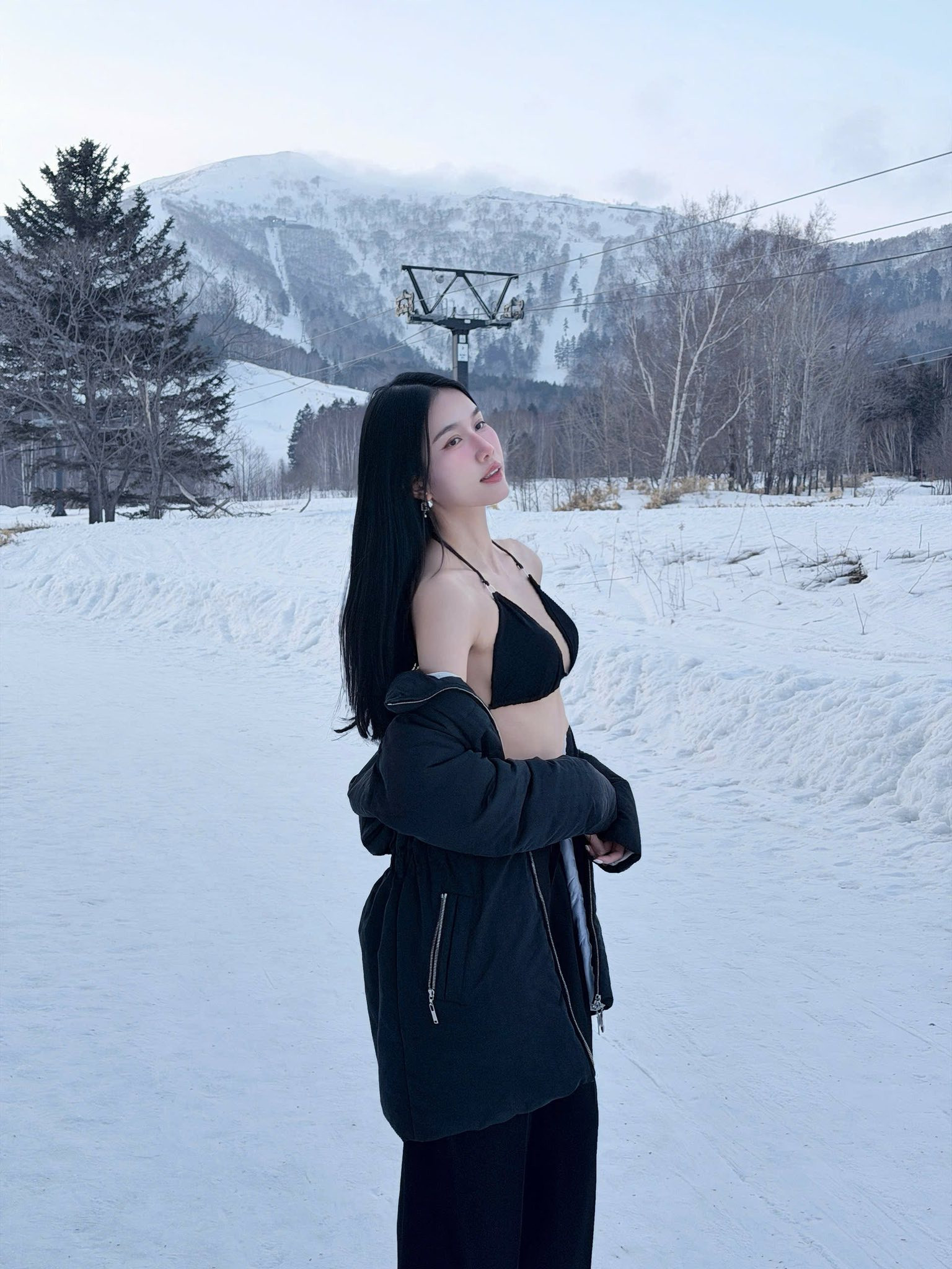 Á hậu Việt gây sốt với hình ảnh diện áo tắm giữa tuyết trắng - Ảnh 5.