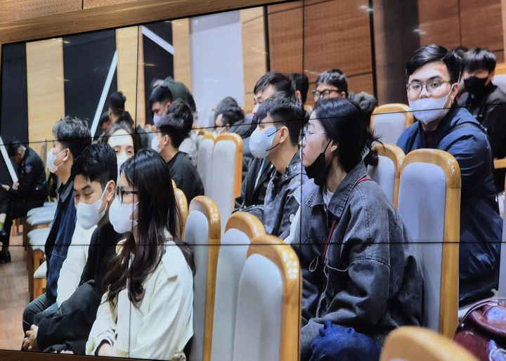 Công an làm việc với các đối tượng trong vụ án.