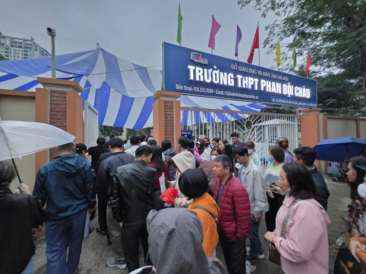 ha noi bo 12 khu vuc tuyen sinh lop 10 phu huynh thap thom cho phan tuyen hinh anh 2