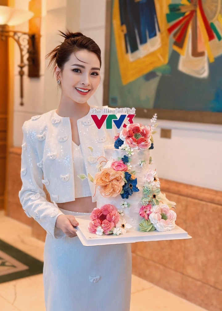 Gia thế nữ MC VTV vừa làm đám hỏi với cầu thủ nổi tiếng - Ảnh 3.