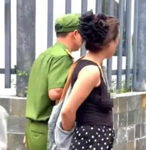 Khống chế người phụ nữ có hành động lạ trên đường phố - Ảnh 1.