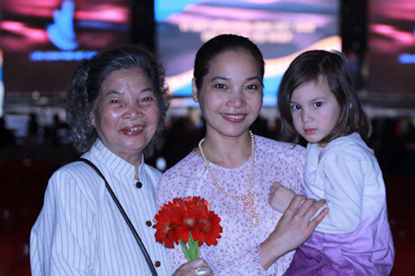 Hôn nhân đời thực của mỹ nhân Hà thành: NSƯT Lê Vi sống hạnh phúc bên chồng ngoại quốc - Ảnh 8.