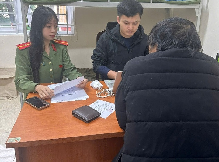 Cơ quan công an làm việc với người đàn ông vi phạm.