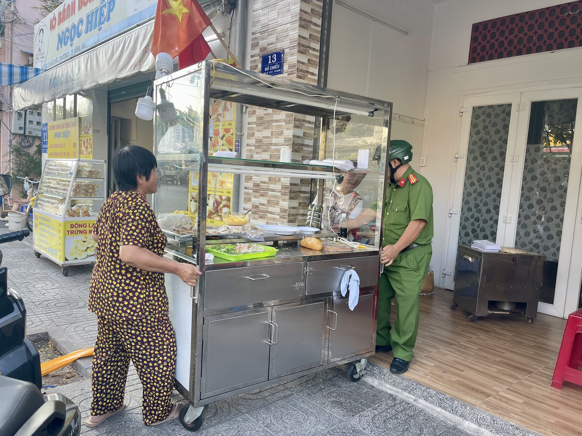 Đề xuất phạt chủ cơ sở bánh mì ở Vũng Tàu sau vụ hàng chục người nhập viện - Ảnh 2.