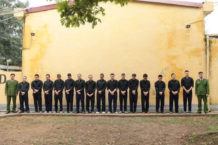 Nhóm 38 đối tượng sử dụng công nghệ cao trong đường dây Xôi Lạc TV. (Ảnh: Công an Hưng Yên)