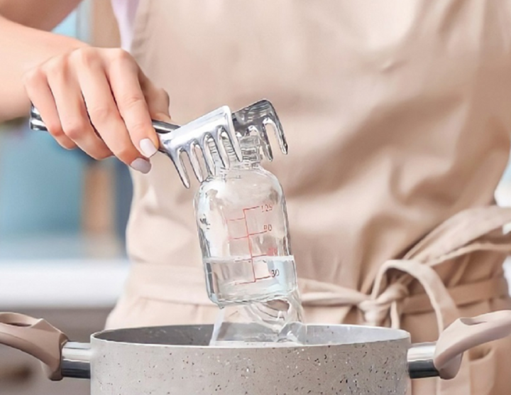 Việc tráng bình sữa bằng nước sôi không đủ tiêu diệt các vi khuẩn có hại.