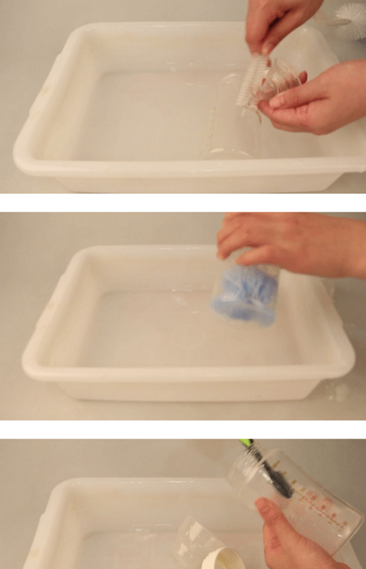 Các bà mẹ cần nắm vững các bước vệ sinh bình sữa đúng cách.