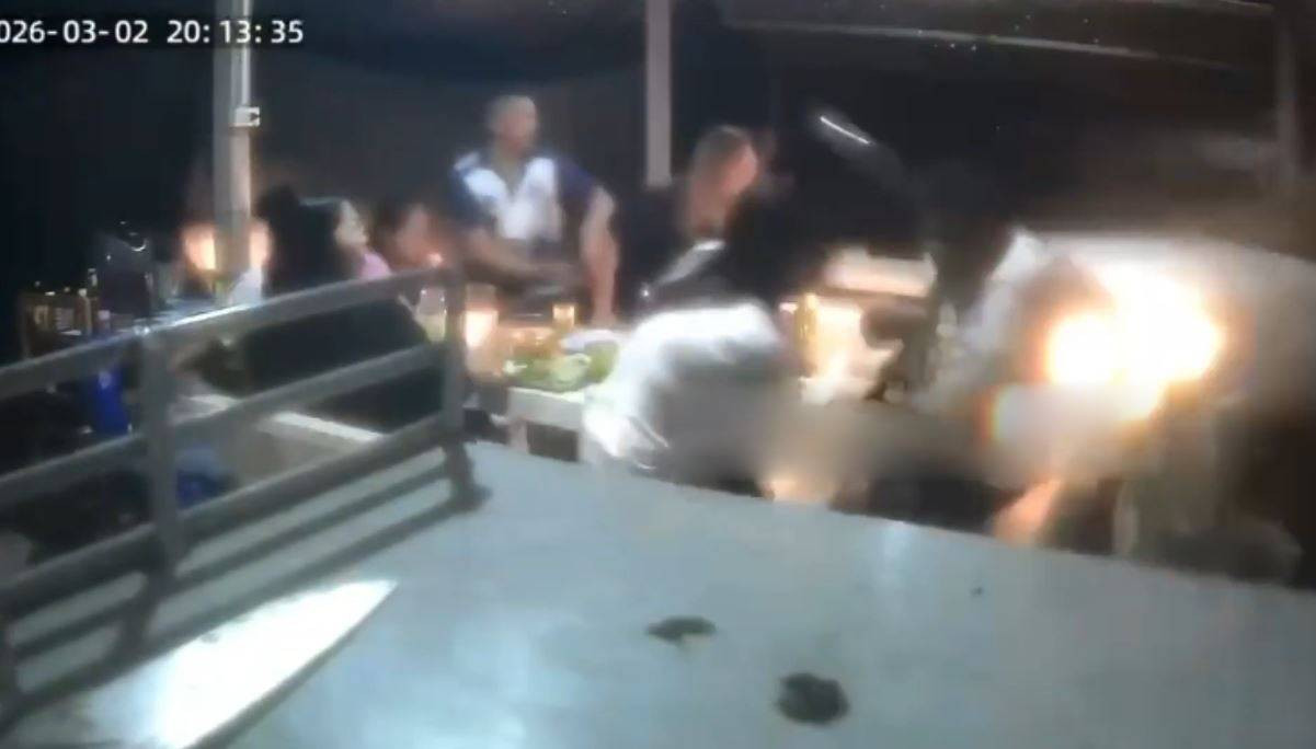 Ghen tuông, chồng 62 tuổi lái xe ô tô đâm trúng vợ và người tình - Ảnh 1.