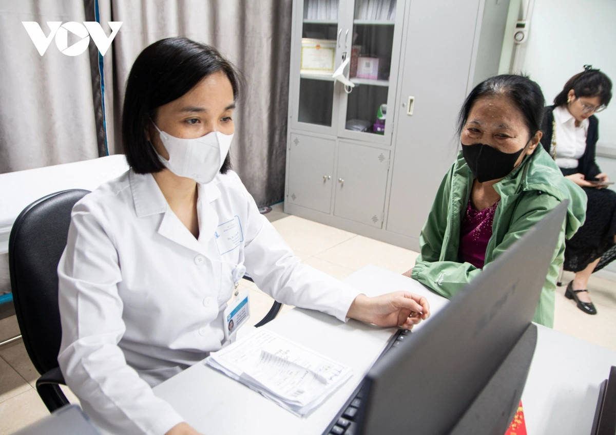 nguoi gap ap luc kinh te, cong viec co the dua vao dien theo doi roi loan tam than hinh anh 1