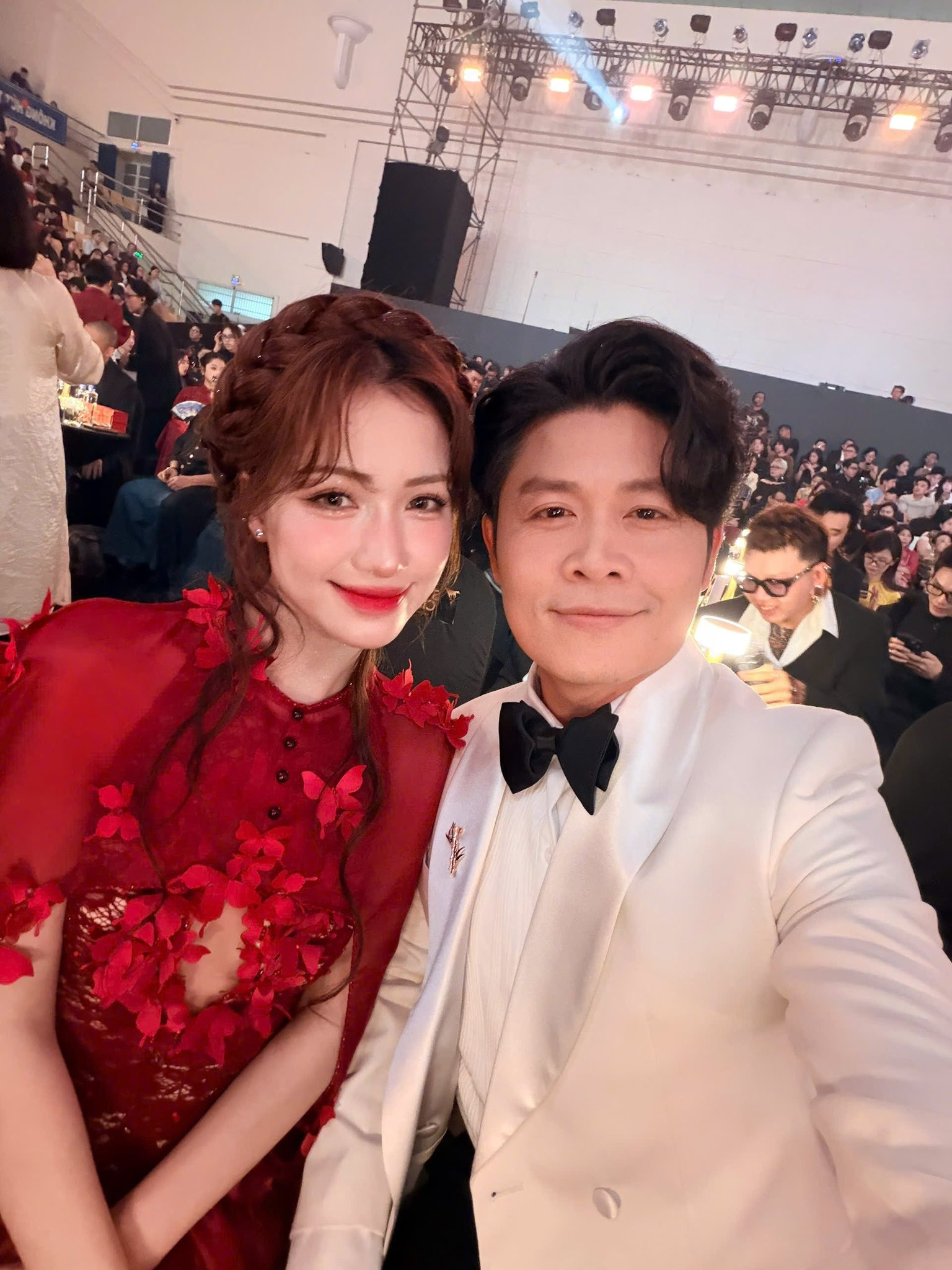 Nhạc sĩ Nguyễn Văn Chung lên tiếng về bức ảnh trong thang máy với Hòa Minzy - Ảnh 3.