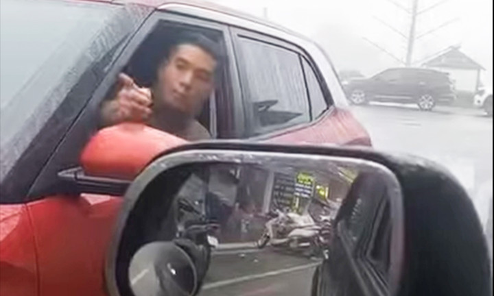 Nam tài xế đi ngược chiều, khóa xe giữa đường và lớn tiếng thách thức người đi đúng luật. (Ảnh chụp màn hình)