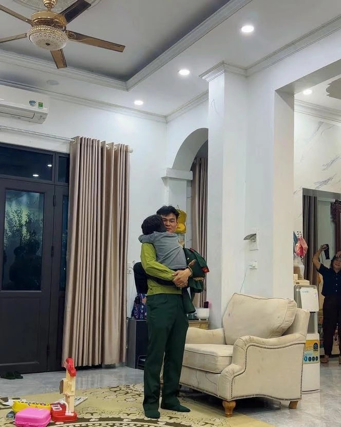 be bo quan quyt ban trai cua hoa minzy, khan gia cang them chuc phuc hinh anh 3