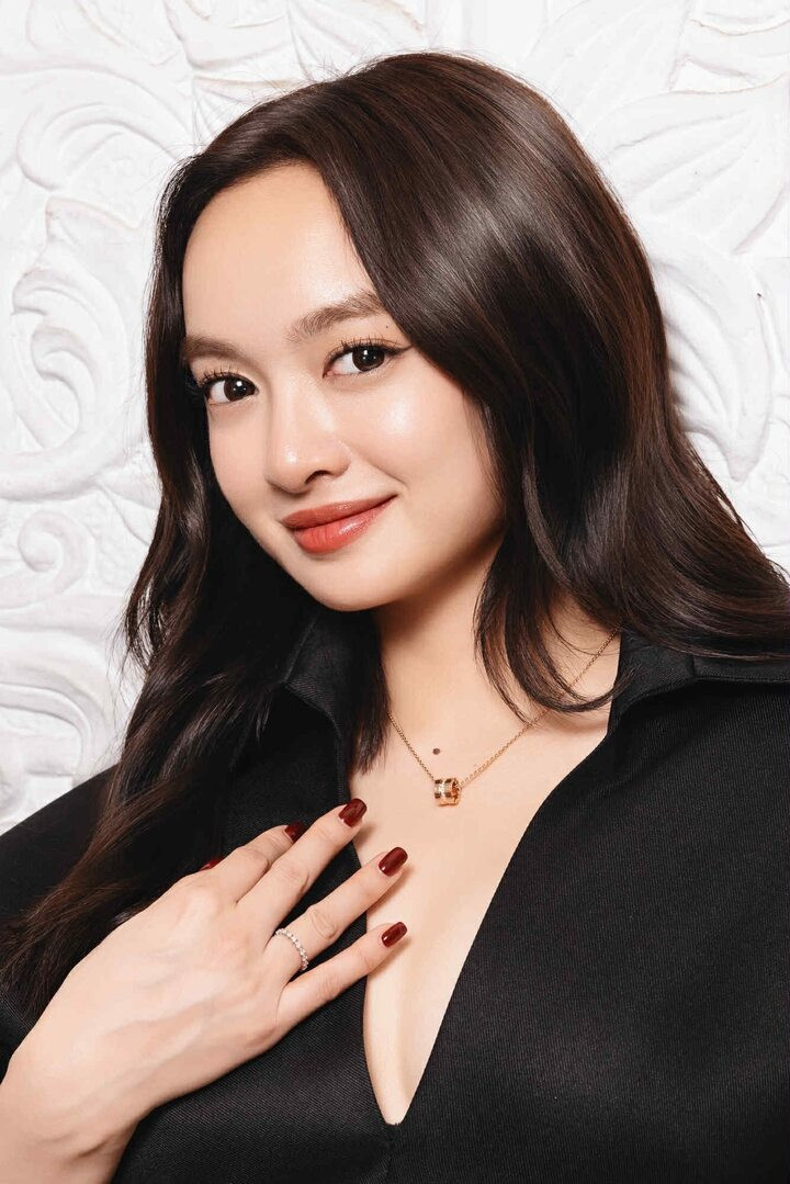 Cô xuất hiện bên cạnh những mỹ nhân quốc tế như người mẫu Ana De Armas, Shimian Xiong, diễn viên Afra Saracoglu, ca sĩ Ariana Grande...