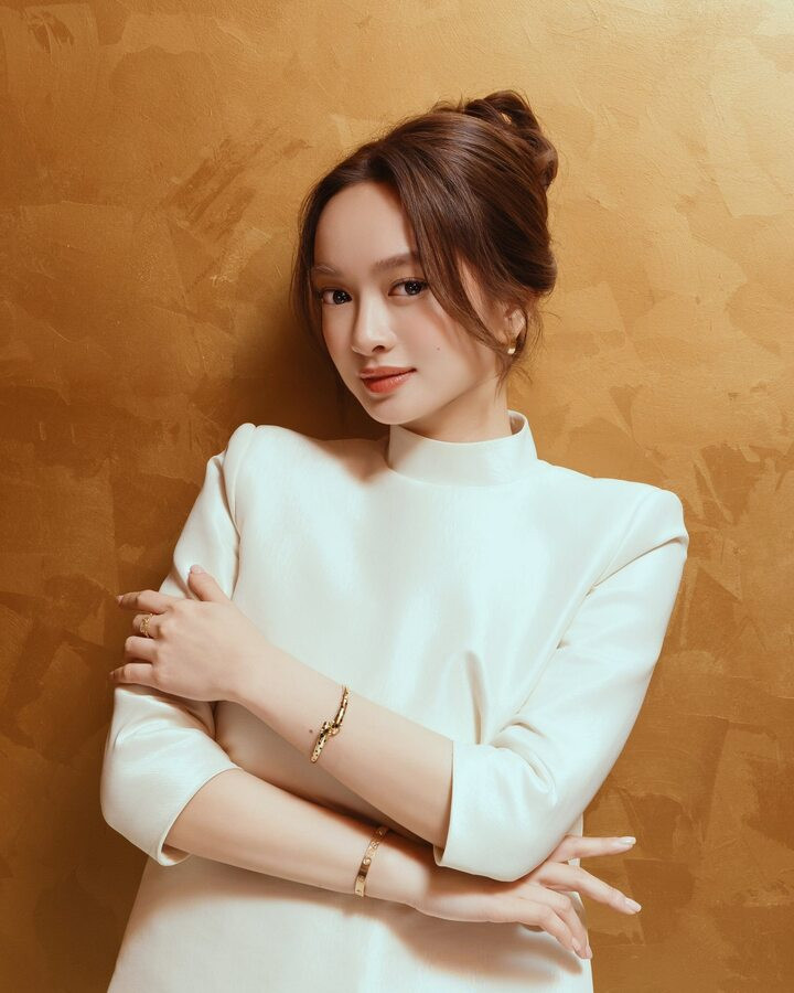 Kaity Nguyễn (tên thật Nguyễn Ngọc Bình An), sinh năm 1999. Cô từng có một khoảng thời gian định cư nước ngoài từ nhỏ trước khi trở về Việt Nam sinh sống.