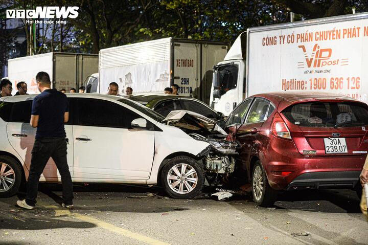 Hiện trường vụ tai nạn liên hoàn xảy ra vào tối 6/3 tại Hà Nội. (Ảnh: Đắc Huy)