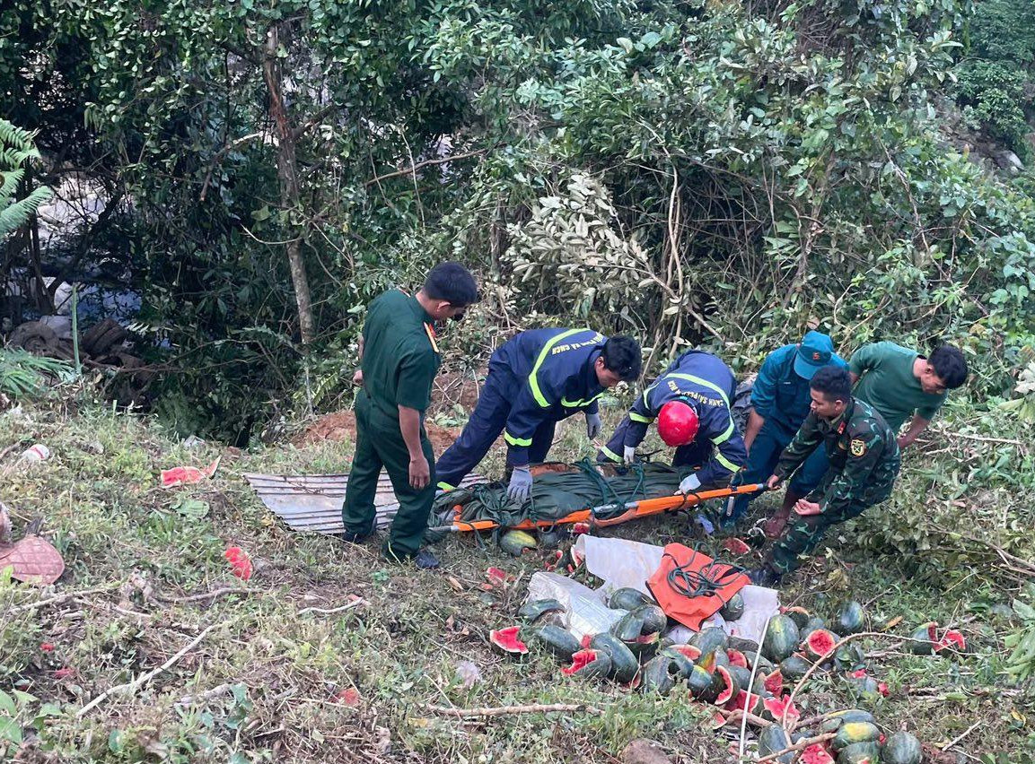 Xe tải lao xuống vực sâu 200m, 3 người thương vong - Ảnh 1.