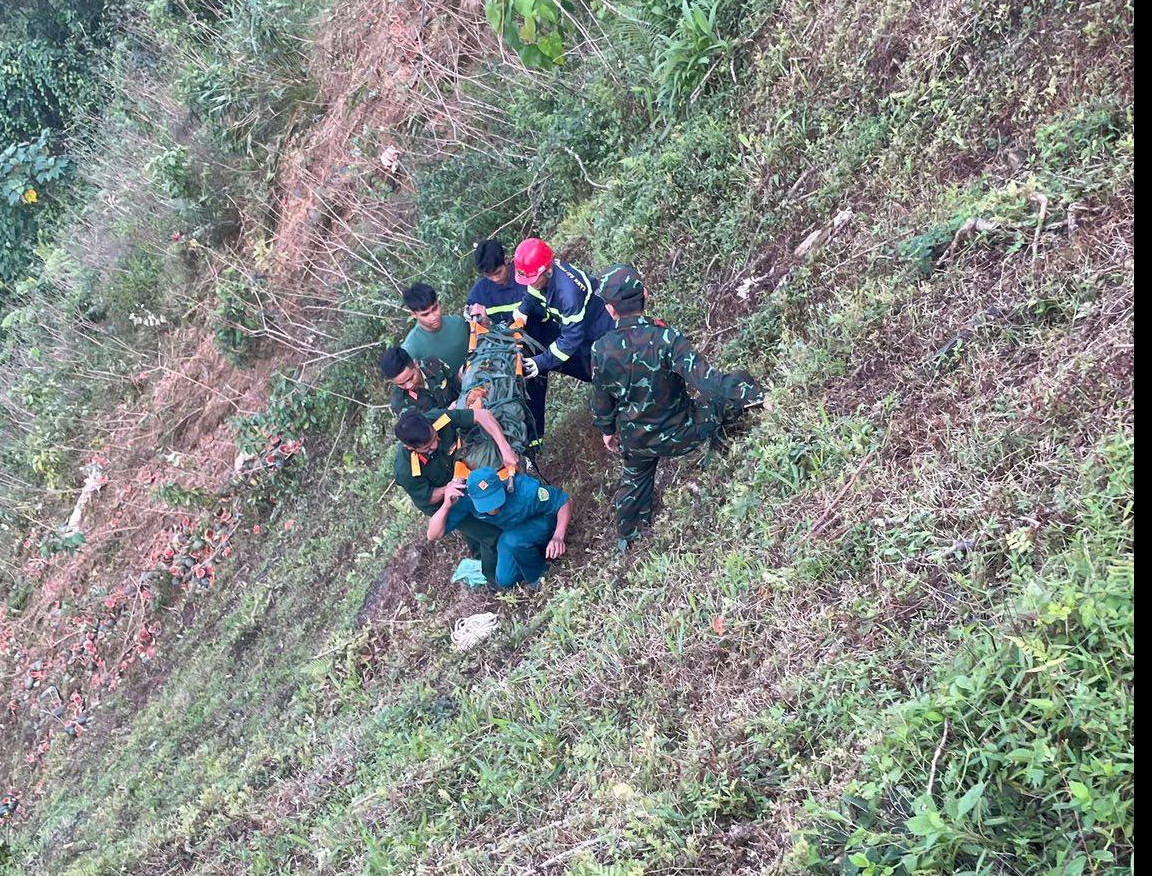 Xe tải lao xuống vực sâu 200m, 3 người thương vong - Ảnh 2.