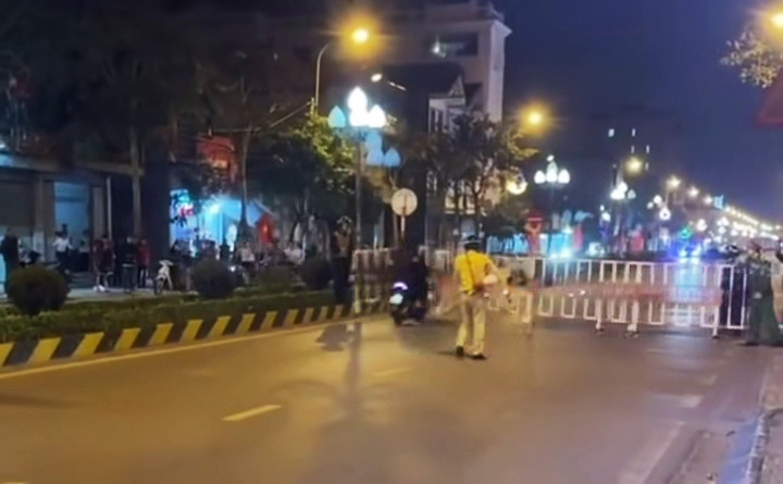 Nhóm thanh niên chở 3 tông thẳng vào rào chắn để