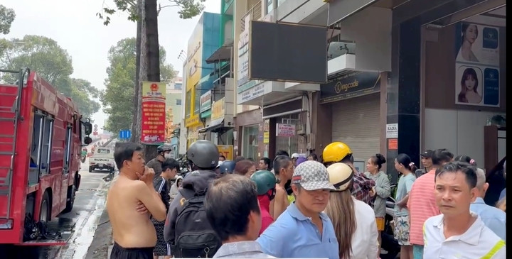 Vụ cháy xảy ra tại hẻm 76 Thái Phiên khiến nhiều người dân hốt hoảng chạy ra ngoài. (Ảnh: B.L)