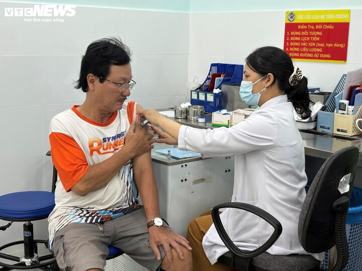 Bác sĩ khuyến cáo, tiêm vaccine là biện pháp quan trọng để phòng tránh cúm mùa.