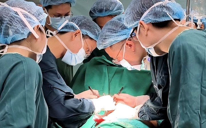 Bác sĩ Bệnh viện Bệnh Nhiệt đới Trung ương xử lý ca bệnh.