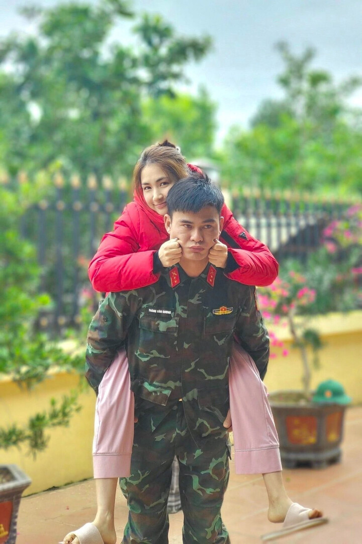 Đại uý Thăng Văn Cương tiết lộ tính cách ở nhà của Hòa Minzy插图 Chuyện tình của Hoà Minzy và Đại uý Văn Cương làm bùng nổ mạng xã hội.