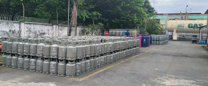 Giải pháp tạm thời được các doanh nghiệp áp dụng là chiết nhỏ bình gas để cung ứng cho nhu cầu khách hàng, bình gas 12kg sẽ chiết 8kg, 6kg với giá bán tương ứng trọng lượng. (Ảnh minh họa: VT GAS)