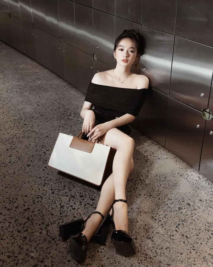 Nữ diễn viên thường lựa chọn váy cocktail ngắn, thiết kế tối giản. Những kiểu váy này giúp đôi chân trông dài hơn, đồng thời tôn lên làn da trắng sáng