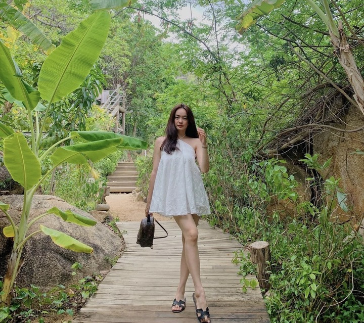 Phụ kiện được cô ưu tiên theo hướng tối giản như túi xách nhỏ hay sandals, giúp tổng thể trang phục hài hòa và thanh lịch.