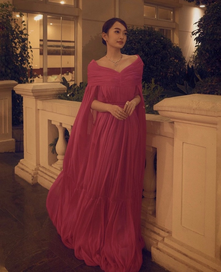 Những năm gần đây, Kaity Nguyễn dần chuyển sang hình ảnh trưởng thành, sang chảnh và thanh lịch. Vì vậy, các trang phục cô lựa chọn cũng kín đáo hơn nhưng vẫn khéo léo tôn đường cong cơ thể.