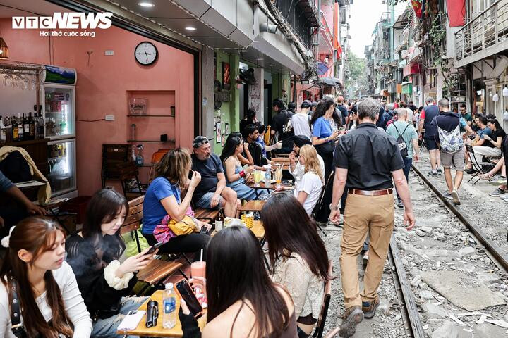 Khu vực phố cà phê đường tàu từ lâu trở thành điểm đến thu hút du khách, đặc biệt là khách quốc tế, nhờ các quán cà phê nằm sát tuyến đường sắt tại Hà Nội. Tuy nhiên, hoạt động kinh doanh và việc du khách tụ tập đông người trong phạm vi hành lang an toàn đường sắt tiềm ẩn nhiều nguy cơ mất an toàn giao thông.