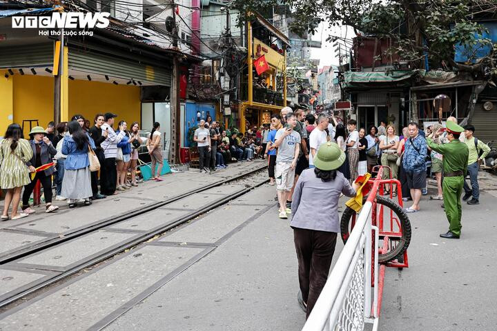 Phố cà phê đường tàu Hà Nội lại đông nghịt khách Tây sau đợt tháo dỡ vi phạm - 8