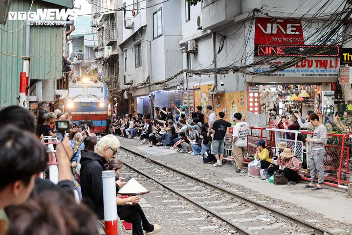 Phố cà phê đường tàu Hà Nội lại đông nghịt khách Tây sau đợt tháo dỡ vi phạm - 10