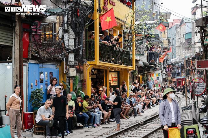 Phố cà phê đường tàu Hà Nội lại đông nghịt khách Tây sau đợt tháo dỡ vi phạm - 11