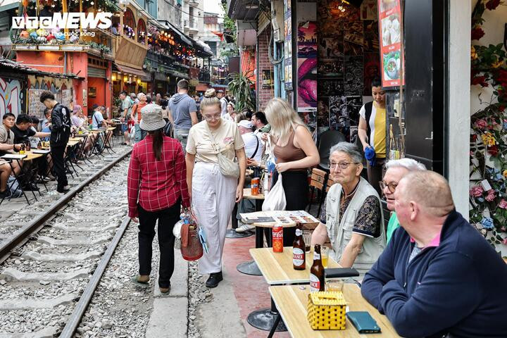 Phố cà phê đường tàu Hà Nội lại đông nghịt khách Tây sau đợt tháo dỡ vi phạm - 13