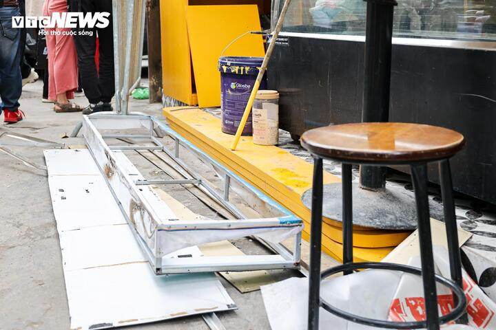 Phố cà phê đường tàu Hà Nội lại đông nghịt khách Tây sau đợt tháo dỡ vi phạm - 16