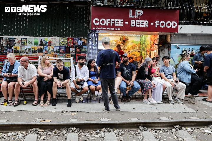 Phố cà phê đường tàu Hà Nội lại đông nghịt khách Tây sau đợt tháo dỡ vi phạm - 19