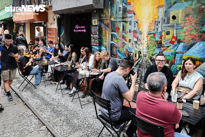 Tại một số vị trí, các cửa hàng bày dãy bàn ghế kéo dài, với hơn 10 bàn đặt sát khu vực đường ray để phục vụ khách.