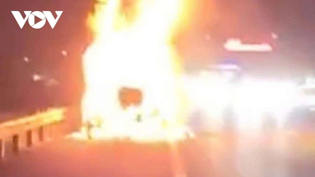 container dang luu thong tren cao toc tp.hcm - trung luong bong chay du doi hinh anh 1