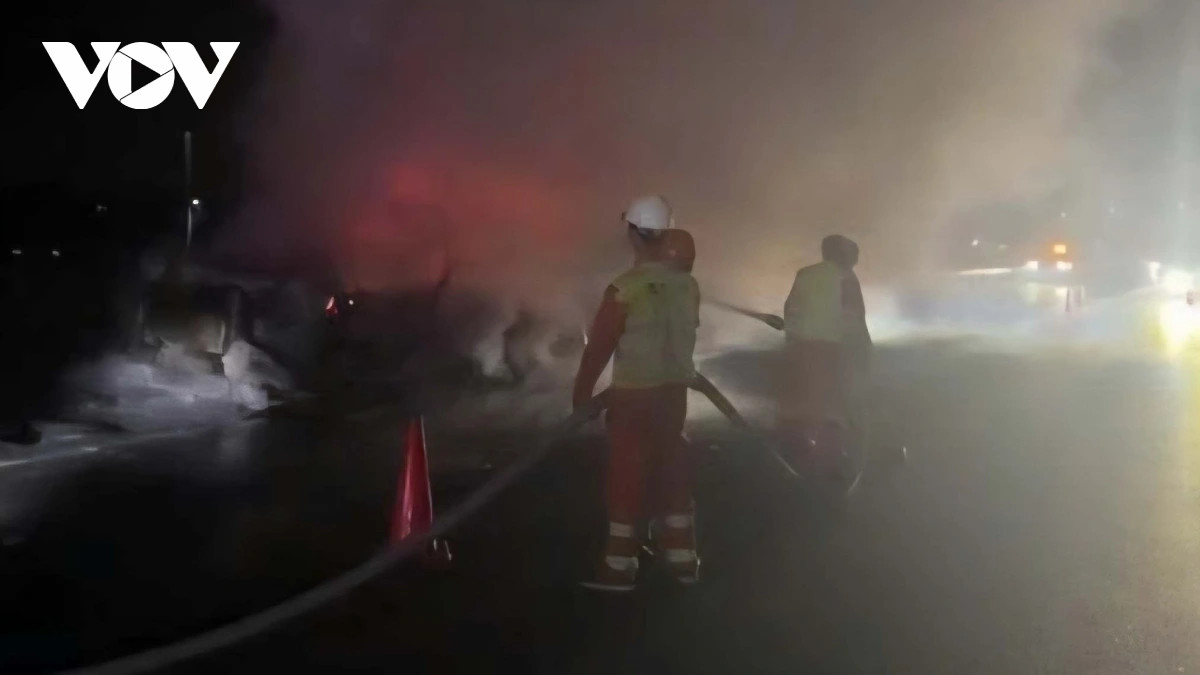 container dang luu thong tren cao toc tp.hcm - trung luong bong chay du doi hinh anh 2