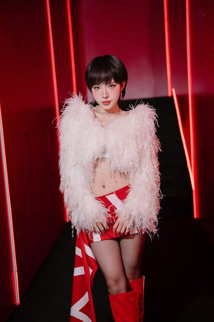 Bên cạnh diễn xuất, LyLy gây ấn tượng bởi nhan sắc xinh đẹp như búp bê. Ngoài đời cô theo đuổi phong cách trẻ trung, cá tính. Nữ ca sĩ luôn biết cách làm mới hình ảnh bằng những cách phối đồ thông minh.