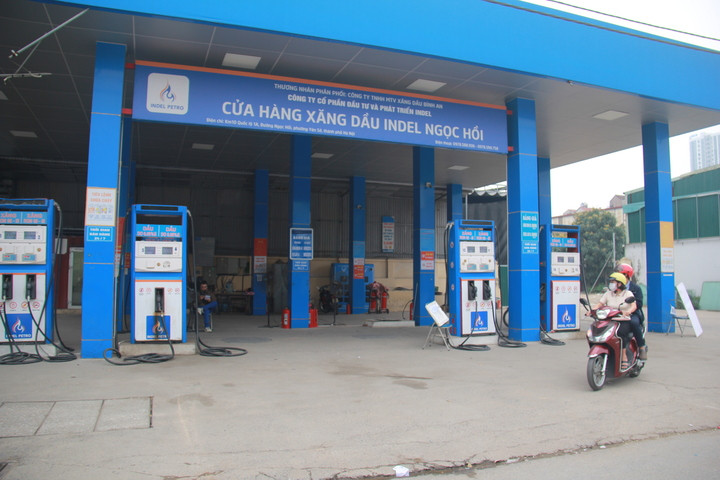 Một cửa hàng xăng dầu trên đường Ngọc Hồi thuộc Công ty cổ phần đầu tư và phát triển INDEL từng dừng bán.