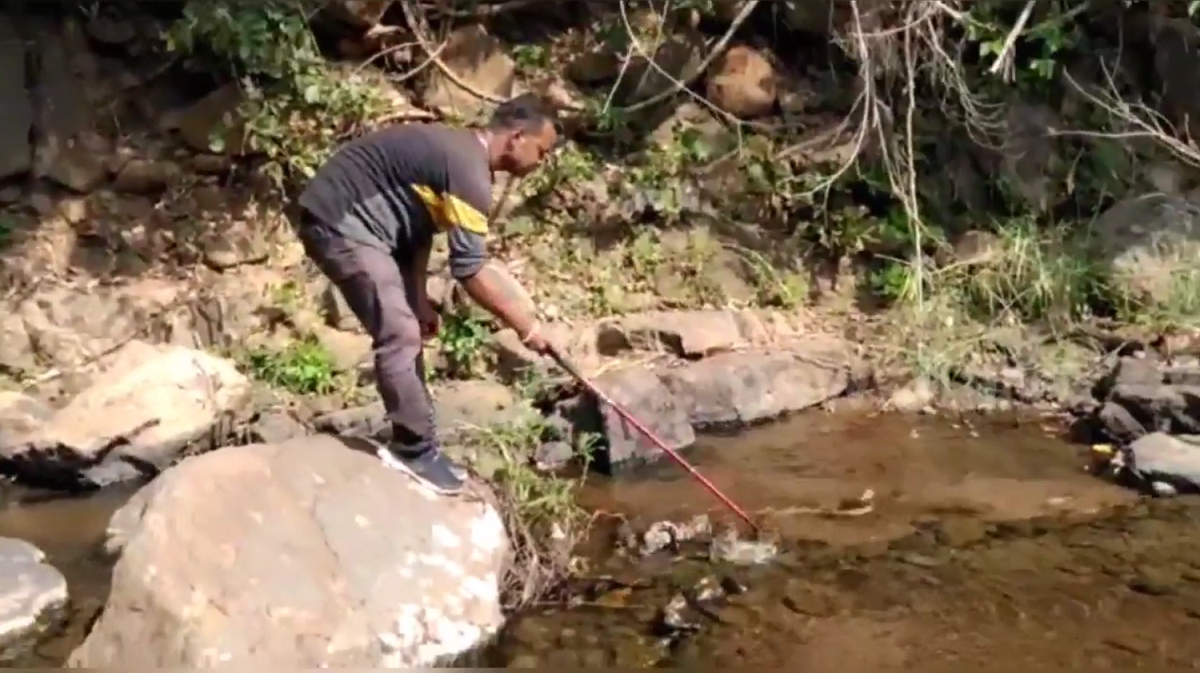 Nhìn xuống gầm xe, người đàn ông bủn rủn chân tay phát hiện cảnh tượng