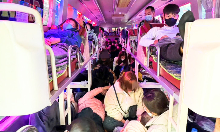 Nhồi 60 khách trên xe 19 chỗ, nhà xe và tài xế bị phạt hơn 220 triệu đồng插图1 Hành khách ngồi chen chúc trên xe khách thời điểm bị kiểm tra. (Ảnh: Công an tỉnh Tuyên Quang)