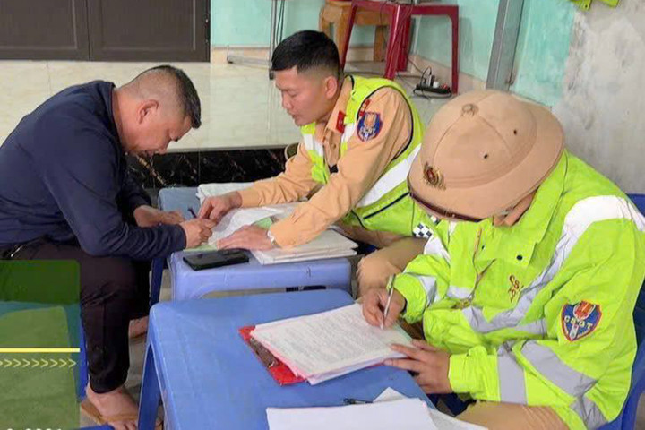 Lực lượng chức năng lập biên bản, xử lý xe khách chở quá số người. (Ảnh: Công an tỉnh Tuyên Quang)