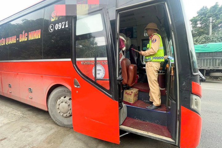 Lực lượng chức năng dừng kiểm tra xe khách mang biển kiểm soát 22H-010.72. (Ảnh: Công an tỉnh Tuyên Quang)