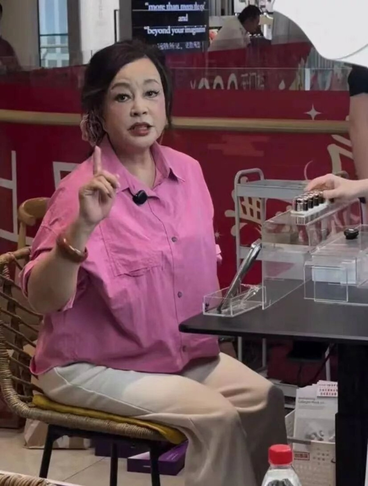 'Võ Tắc Thiên' Lưu Hiểu Khánh lên tiếng trước tin đồn có 8 bạn trai ở tuổi 71插图1 69ad38e786bd0_original.jpg